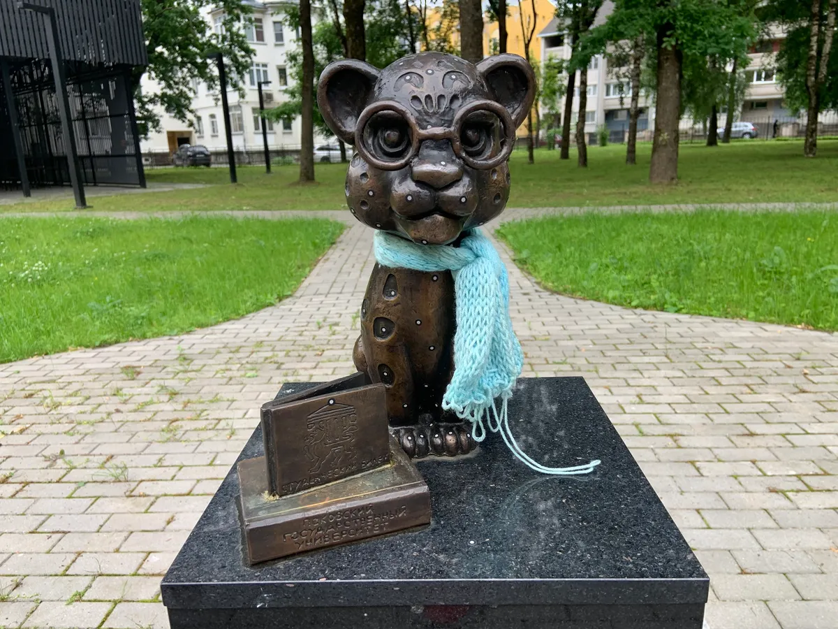Барсик-студент у корпуса ПсковГУ на ул. Льва Толстого, 6 — с зачёткой и книгой