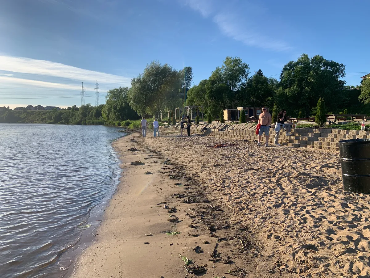 Берег акваклуба «Белый песок» в Пскове — песок, заход в воду, отдыхающие на лежаках