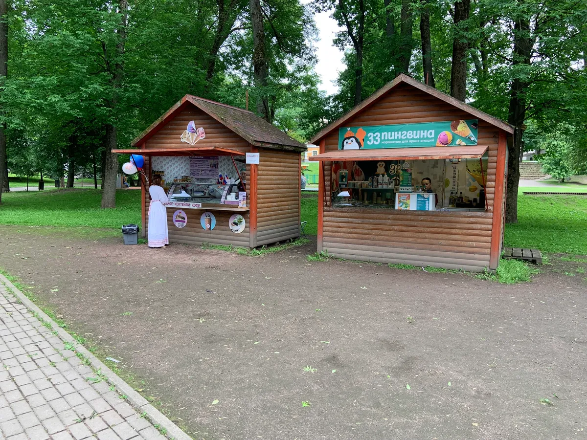 Летние деревянные киоски в Детском парке Пскова — мороженое «33 Пингвина» и сувенирный ларёк с шариками
