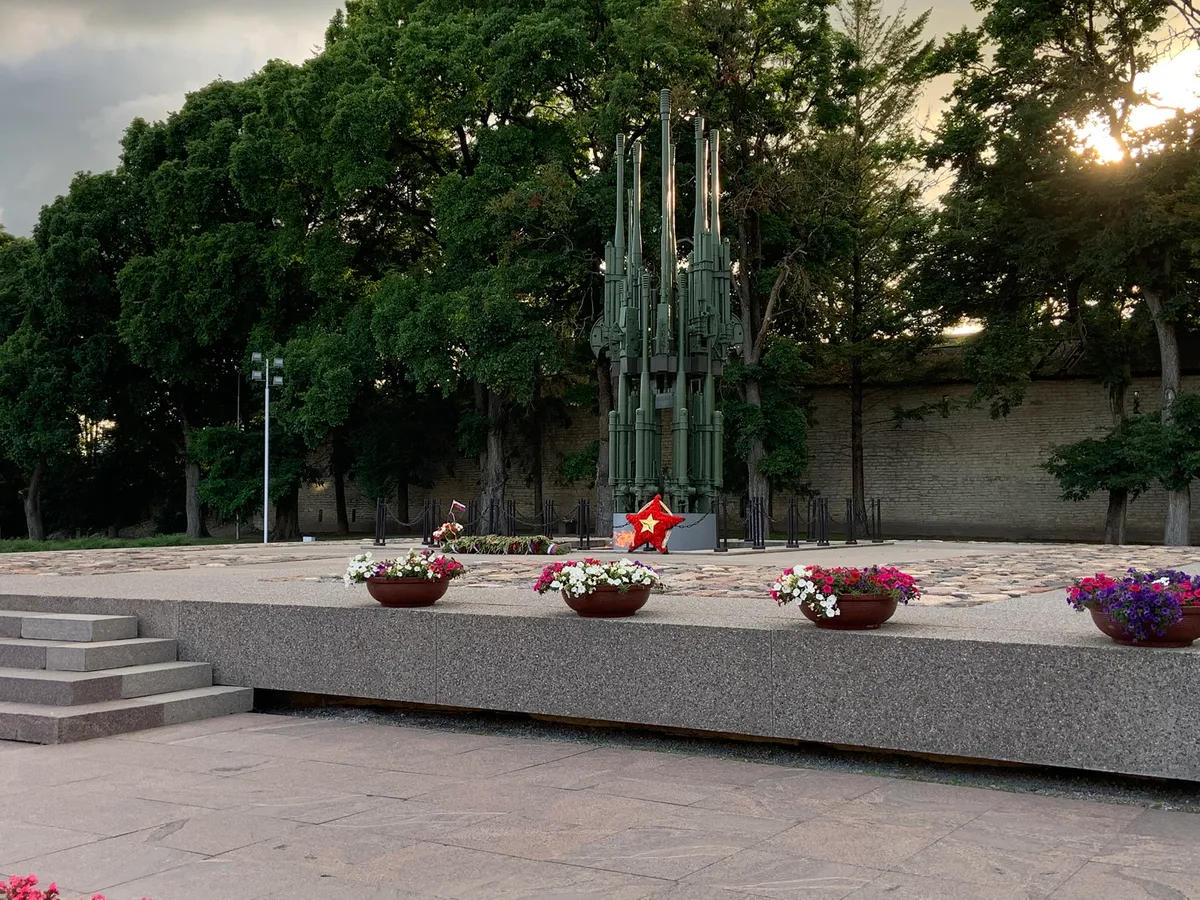 Мемориал Вечного огня в Пскове — артиллерийские стволы, направленные в небо