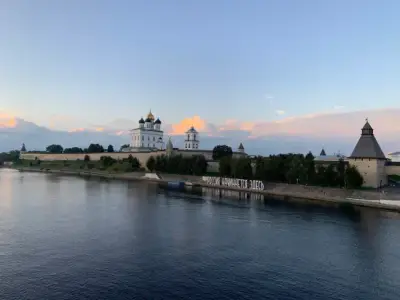 Набережная реки Великой в Пскове — прогулка, теплоход, виды на Кром