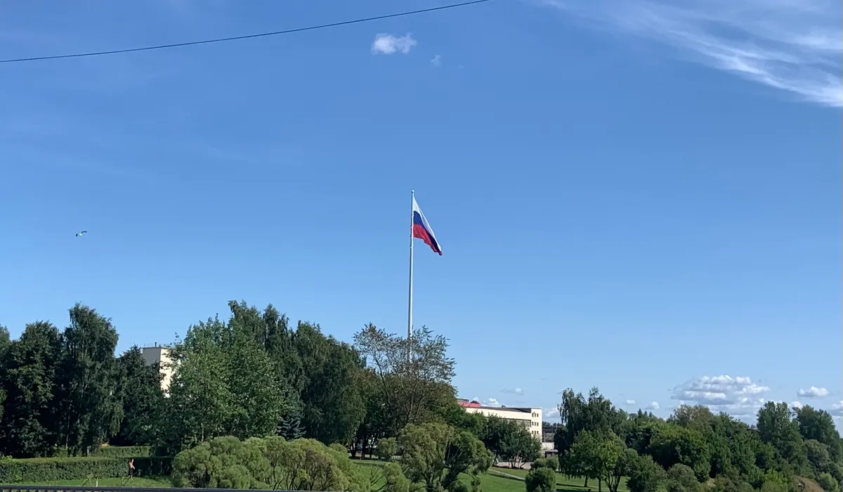50-метровый флагшток «Символ единства» с флагом России в Парке Победы, Псков