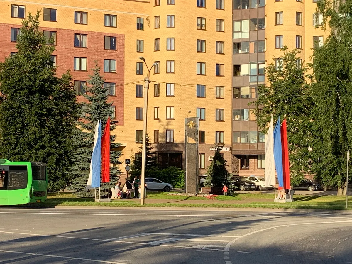 Стела и флаги на площади Героев-Десантников в Пскове