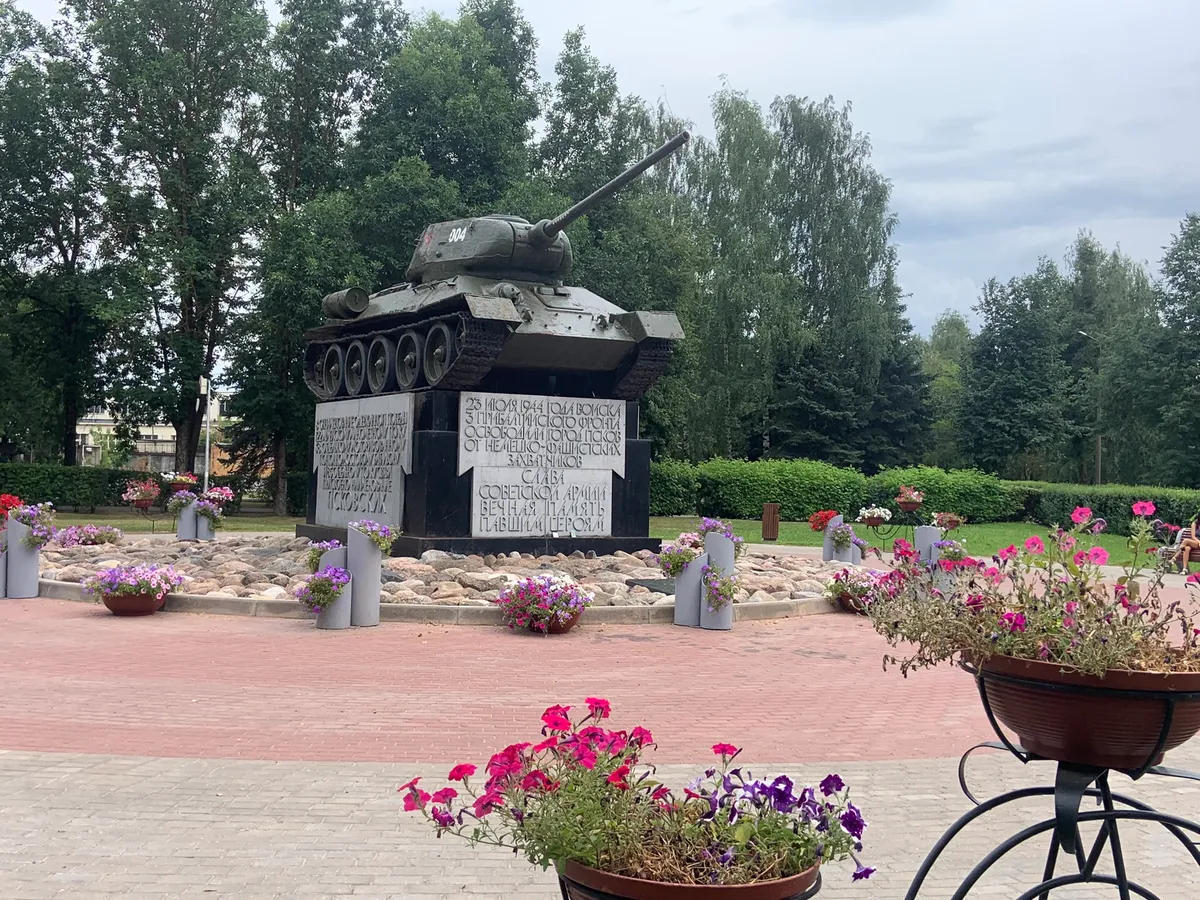 Танк Т-34 на постаменте у моста 50-летия Октября в Парке Победы Пскова